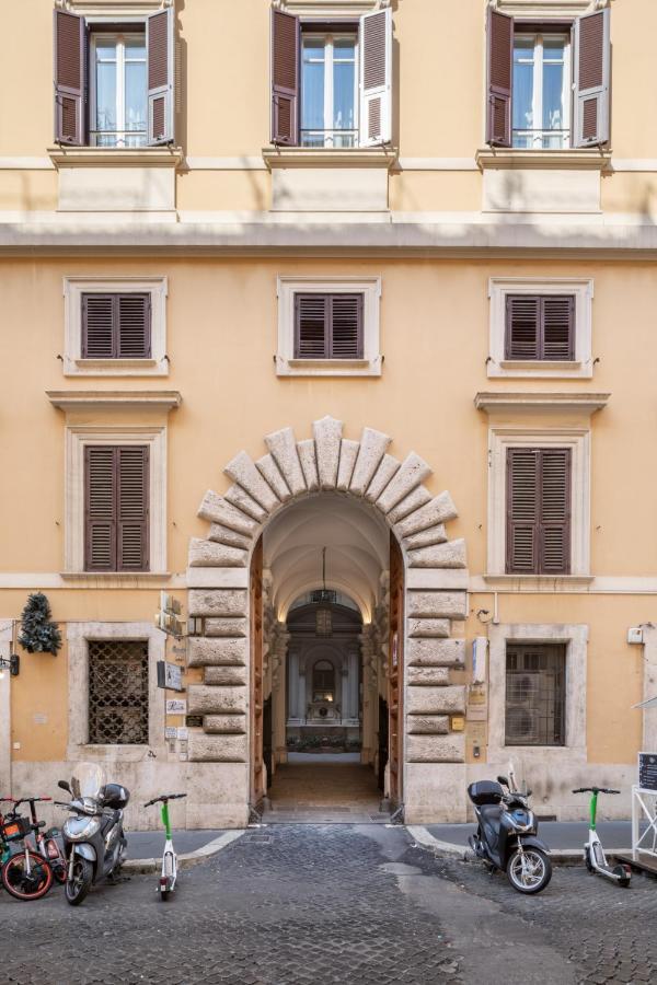 Glance In Roma